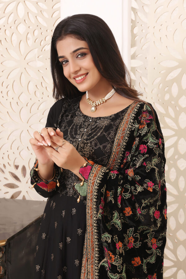 Hadiaeman Embroidered Velvet Collection 23′ - Image 5